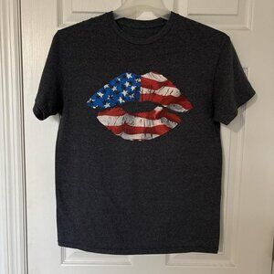 American flag lips graphic tee. Dark grey, red, white and blue. No tag. S/M